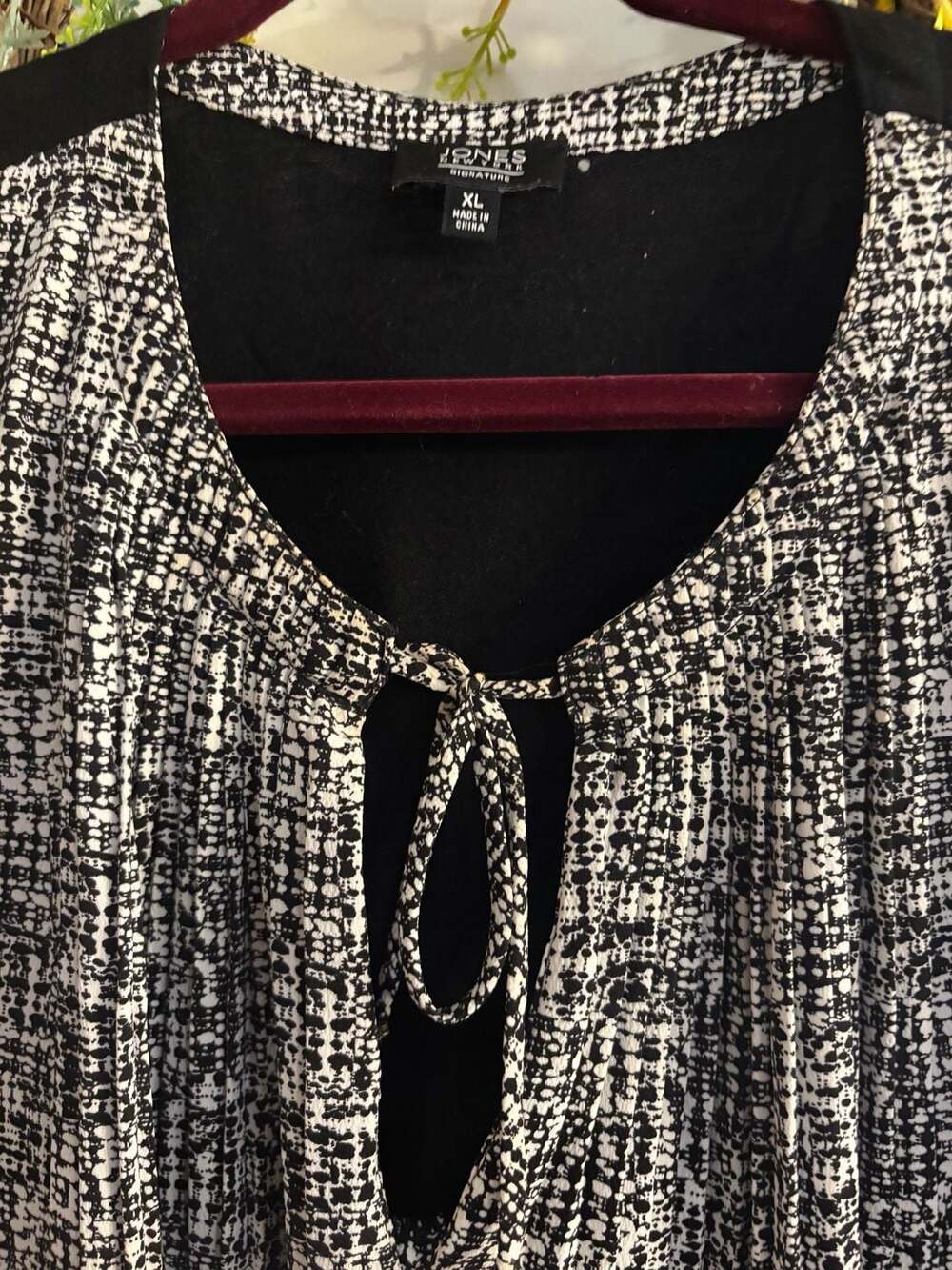 Jones New York Signature Black and White Geometric Print Keyhole Neck Long Sleev - Picture 2 of 4